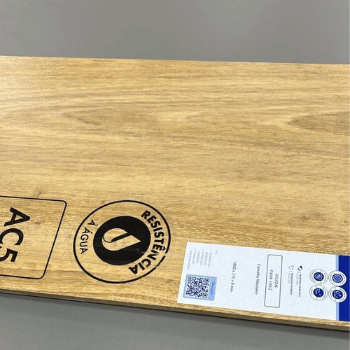 Piso Laminado Quick Step Vision Carvalho Vitoriano FVIW1463 Cx 2,71m²