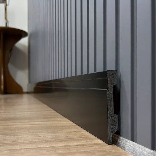 Rodapé Poliestireno Frisado Preto 07cm x 1,5cm Br 2,40m - Estilo Revestimentos