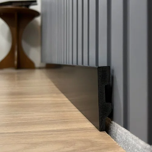 Rodapé Poliestireno Liso Preto 07cm x 1,5cm Br 2,40m - Estilo Revestimentos