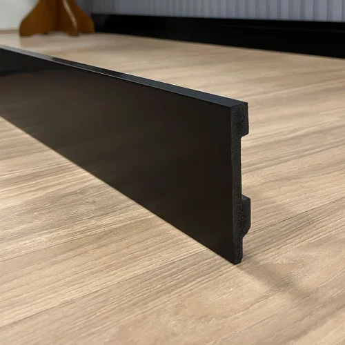 Rodapé Poliestireno Liso Preto 10cm x 1,5cm Br 2,40m - Estilo Revestimentos