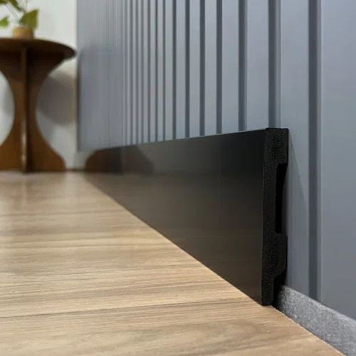 Rodapé Poliestireno Liso Preto 10cm x 1,5cm Br 2,40m - Estilo Revestimentos