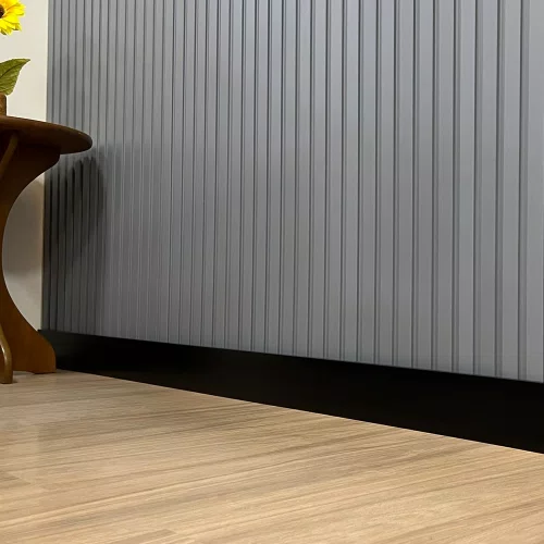 Rodapé Poliestireno Liso Preto 10cm x 1,5cm Br 2,40m - Estilo Revestimentos