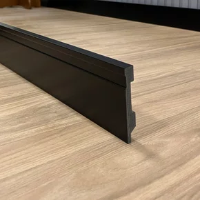 Rodapé Poliestireno Frisado Preto 10cm x 1,5cm Br 2,40m - Estilo Revestimentos