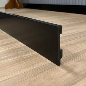 Rodapé Poliestireno Liso Preto 10cm x 1,5cm Br 2,40m - Estilo Revestimentos